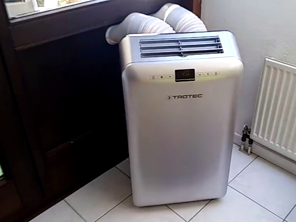 Der Trotec PAC 3550 PRO, mit Abluft durch die isolierte Holzplatte