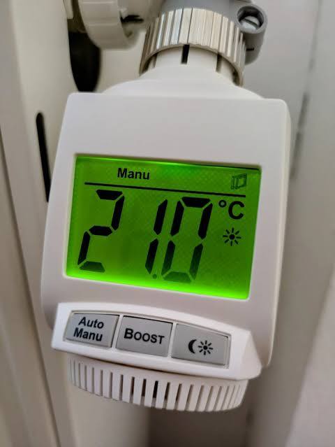 Ein MAX!-eq3-Thermostat am Heizkörper, eingestellt auf 21 °C