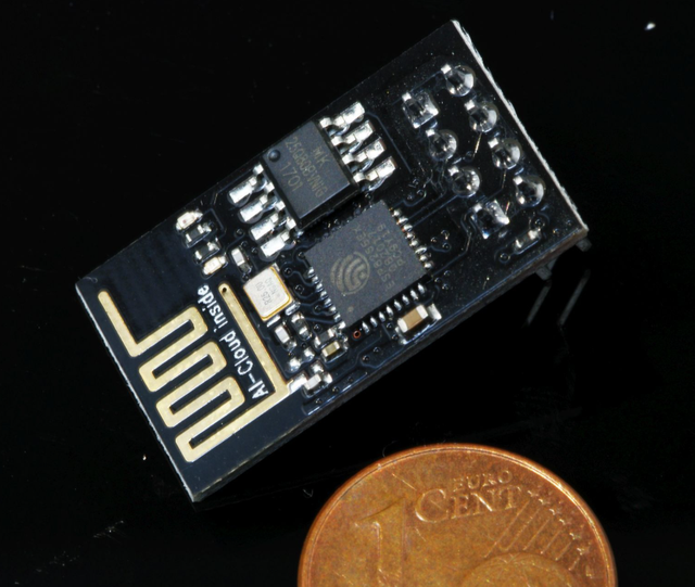 Das ESP-01S-Modul für den Kaffeemaschinen-Wächter, neben einer Münze zum Größenvergleich