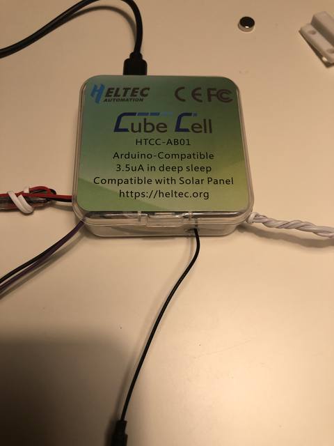 Das verkabelte CubeCell-Modul mit Magnet-Reed-Schalter und Akku-Anschluss